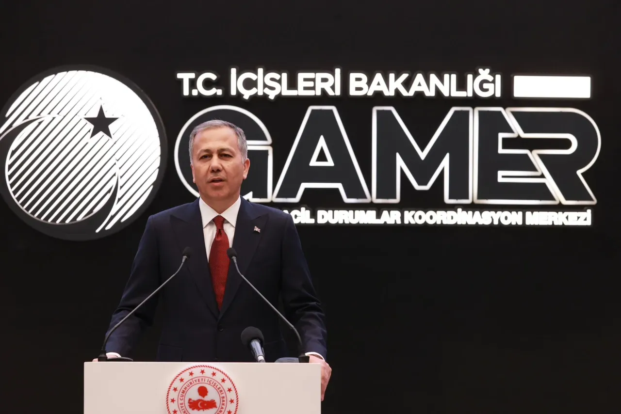 Bakan Yerlikaya: Kırmızı bültenle 13, ulusal seviyede aranan 2 suçluyu Türkiye’ye getirdik