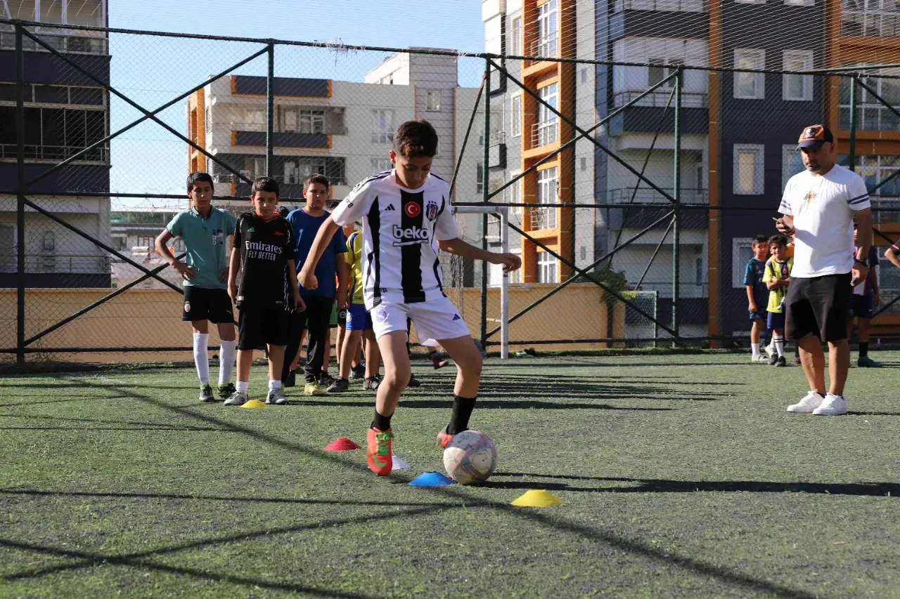 Karaköprü’de Çocuklar Yaz Tatilini Futbol Kursunda Değerlendiriyor