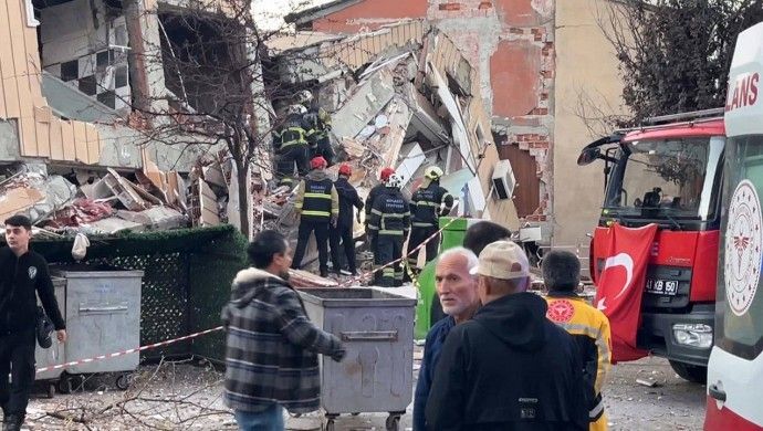 Gebze’de 7 katlı bina çöktü