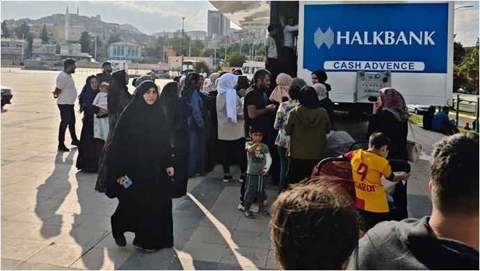 Şanlıurfa’da Aile Kart Başvurularında Uzun Kuyruklar Oluştu