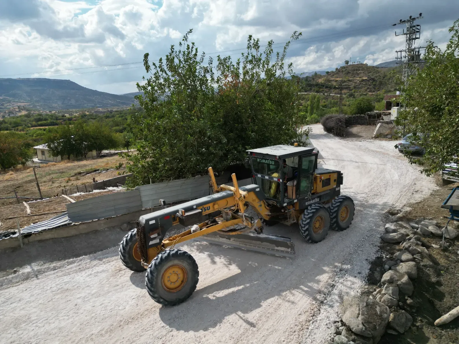 Siverek Belediyesi kırsalda yol yapım çalışmalarını sürdürüyor