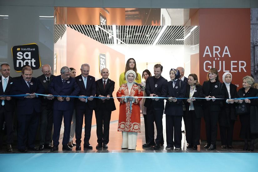Emine Erdoğan, Vakıf Bank Sanat Galerisi’nin açılışına katıldı