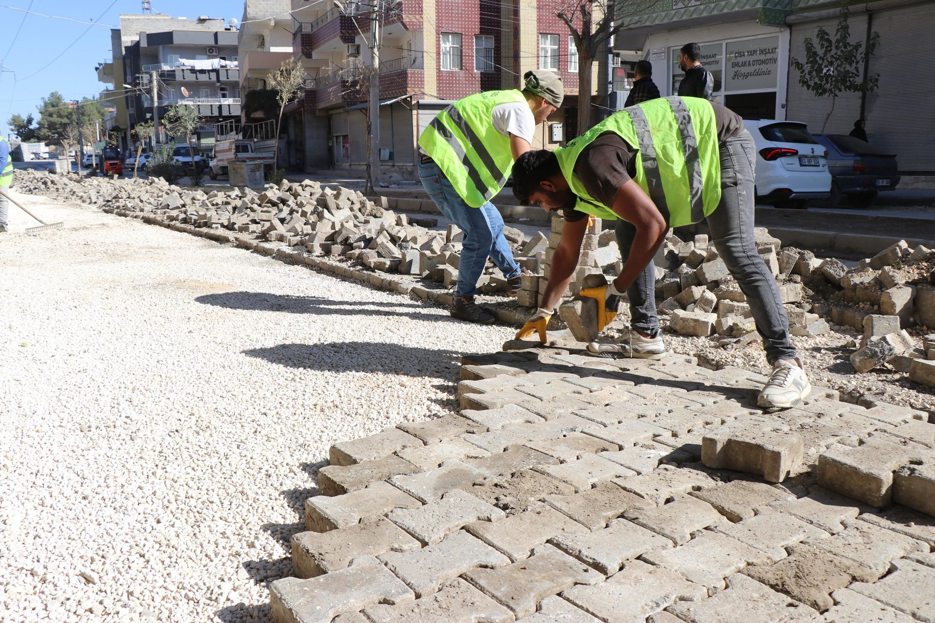 Haliliye’de ilçe genelinde yol yapım çalışmaları devam ediyor