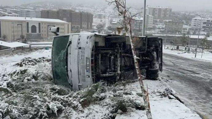 İşçi servisi devrildi: 14 yaralı