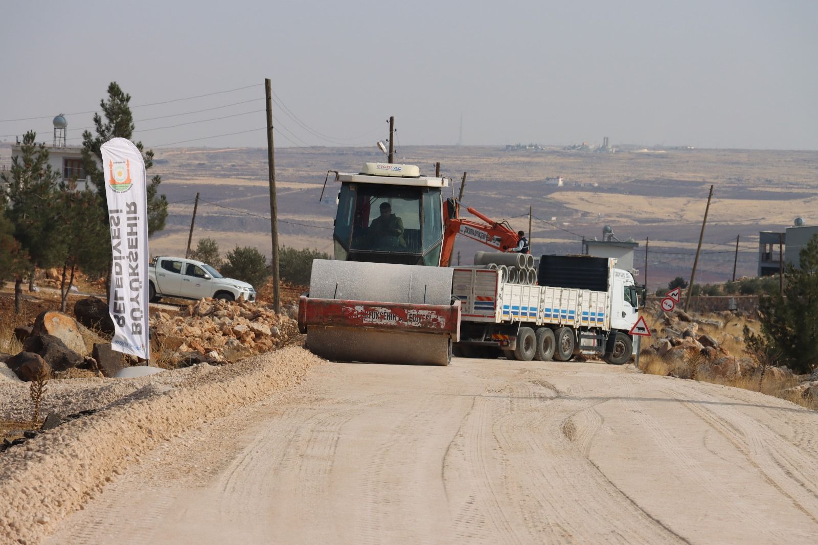 Şanlıurfa Büyükşehir Belediyesi kırsalda yol çalışmalarını sürdürüyor