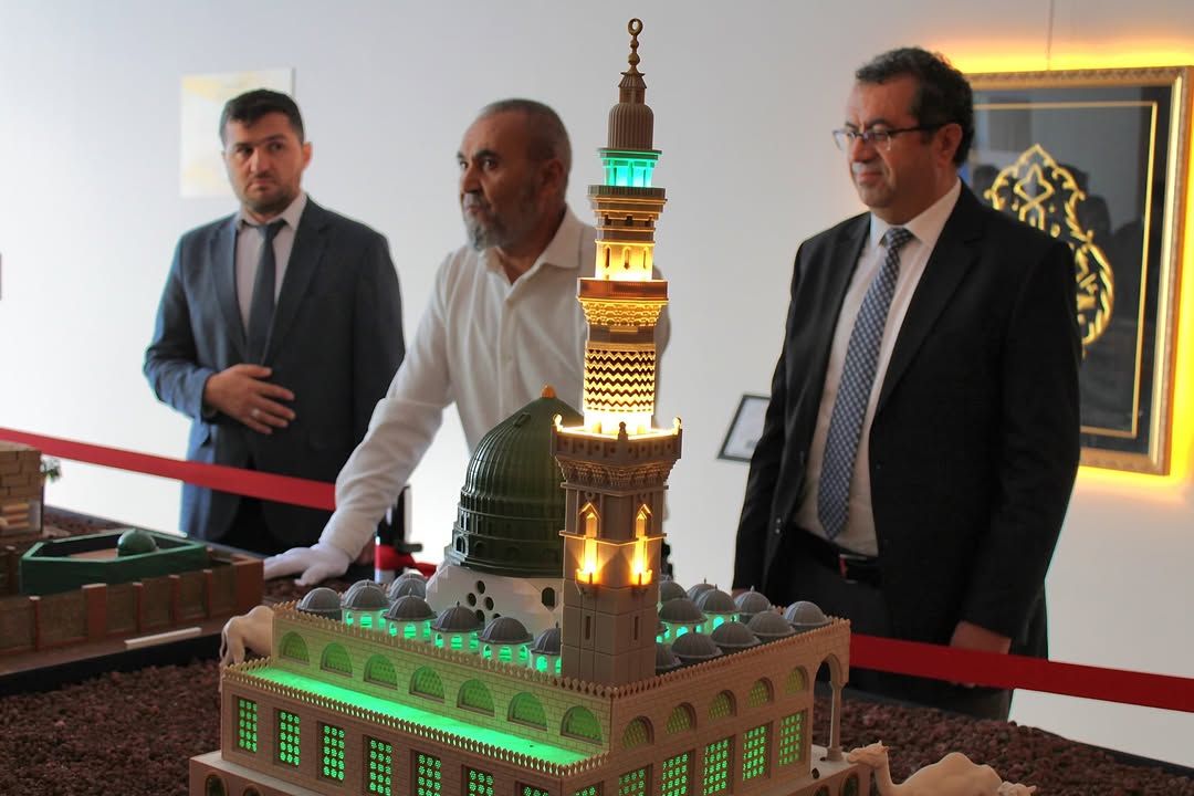 Yükümlüler Mukaddes Emanetler Sergisini gezdi
