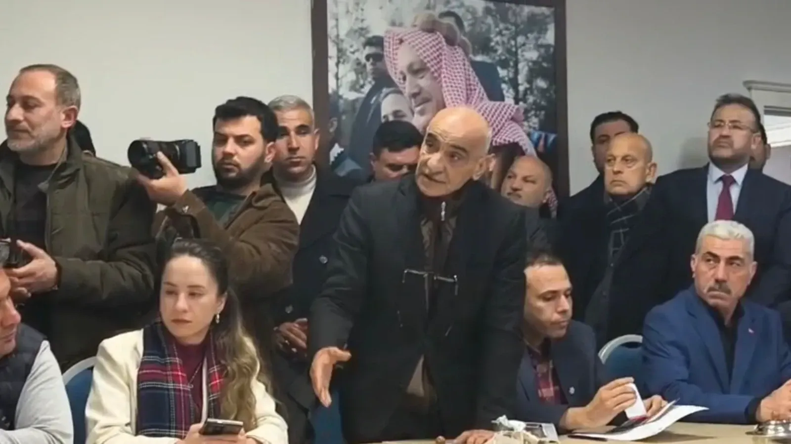“Alo Derlerse Otobüs Durağındayım” Dedi, Şova Dönüştürdü