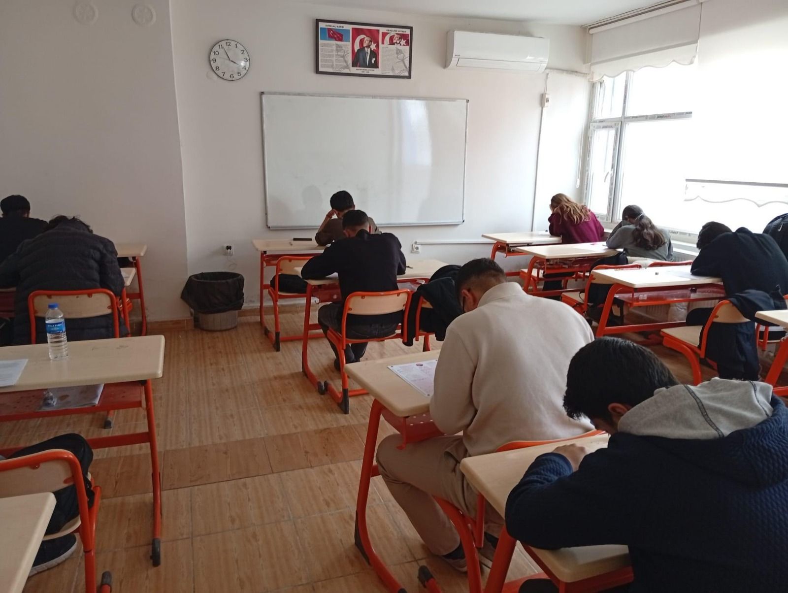 Viranşehir’de Gençlere Büyük Destek: Eş Başkan Serhat Dicle İnan’dan Eğitime 24 Denemelik Katkı