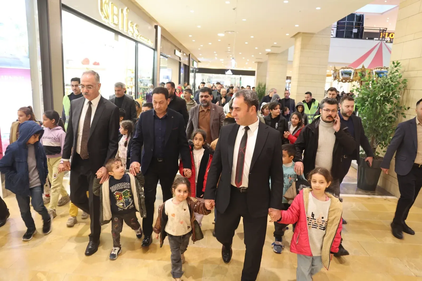 Babaları Gibi Nazlarını Çekiyor