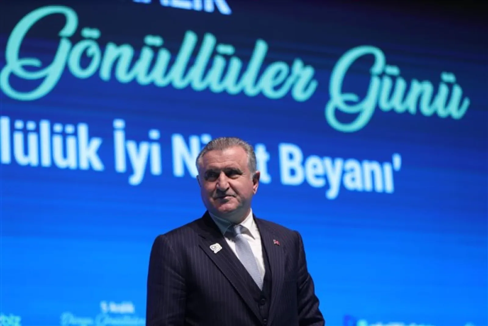 Bakan Bak’tan 12 Dev Adam’a tebrik
