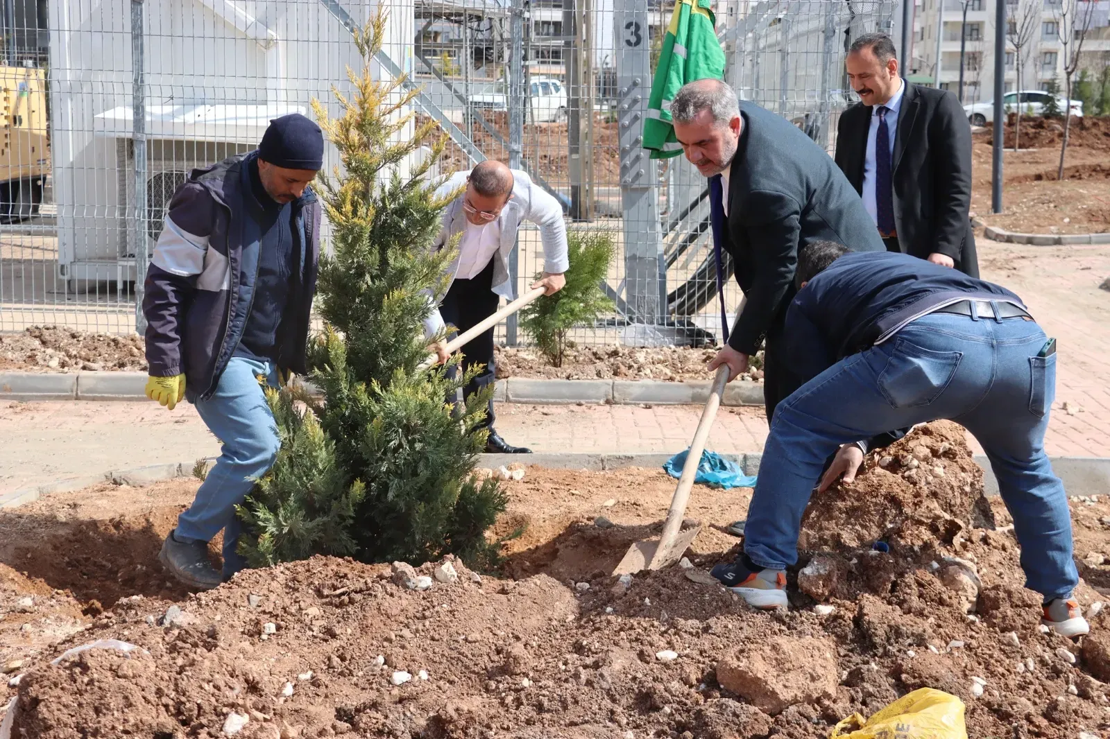 Karaköprü’de yeni parkta ağaçlandırma çalışması yapıldı