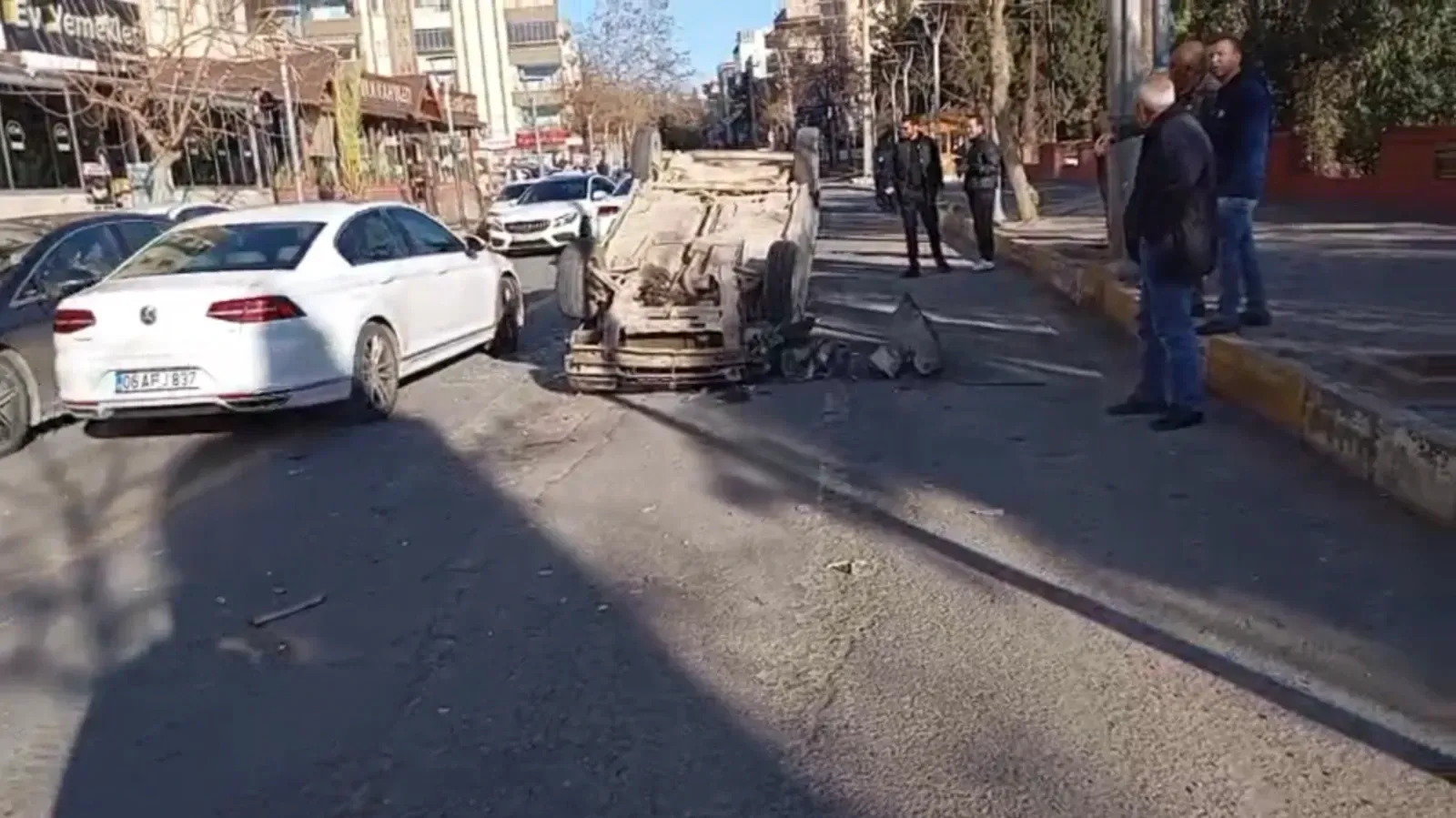 Şanlıurfa ‘da kontrolden çıkan araç takla attı
