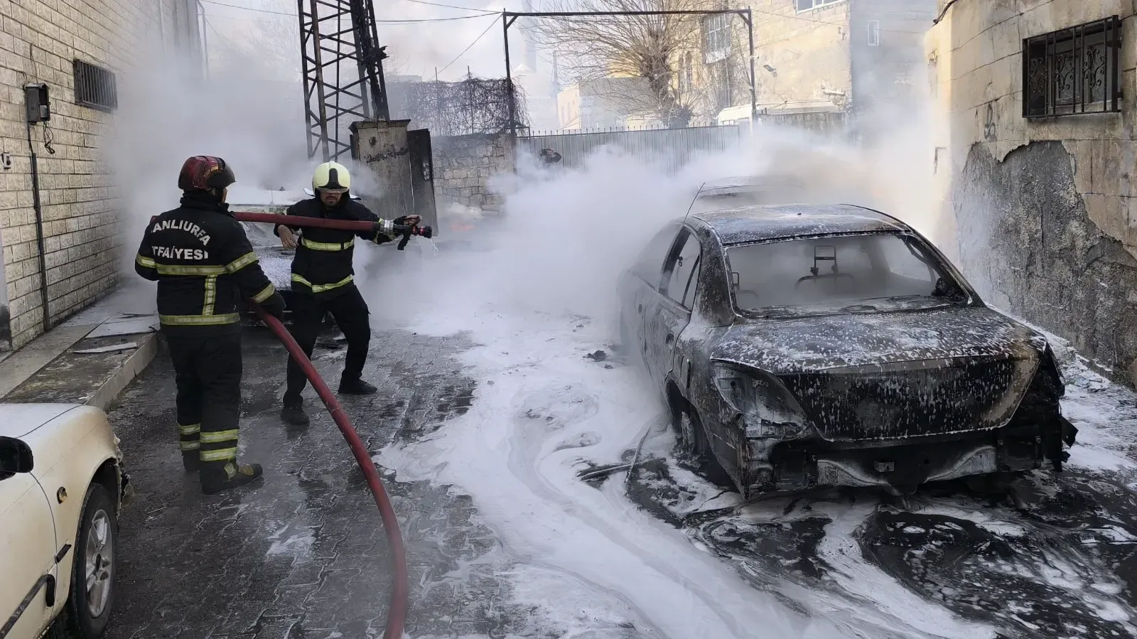 Şanlıurfa’da elektrik panosunda çıkan yangın 5 aracı yaktı