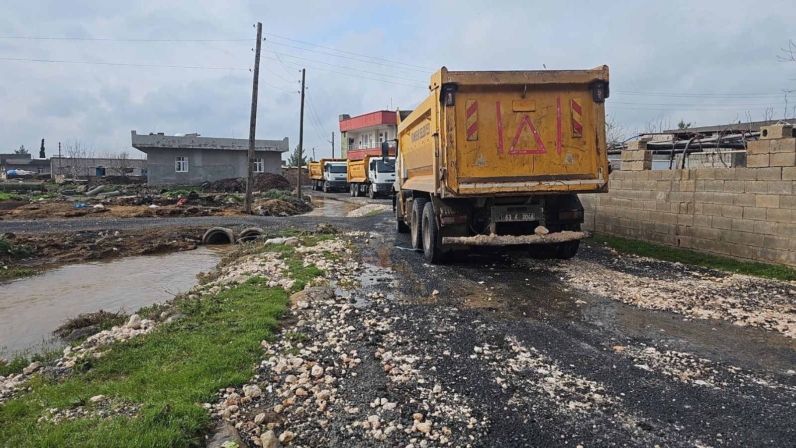 Viranşehir Kırsal Ekindöver’de Sel: Yol Kapatıldı, Ekipler Seferber Oldu