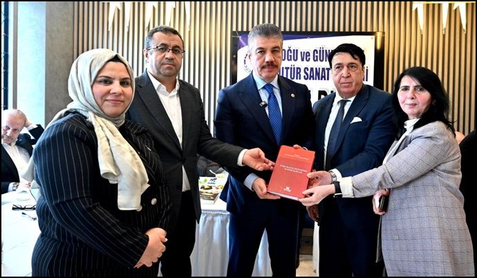 Avukatlar Günü’nde Şanlıurfalı Hemşehrimizden Anlamlı Kitap Takdimi