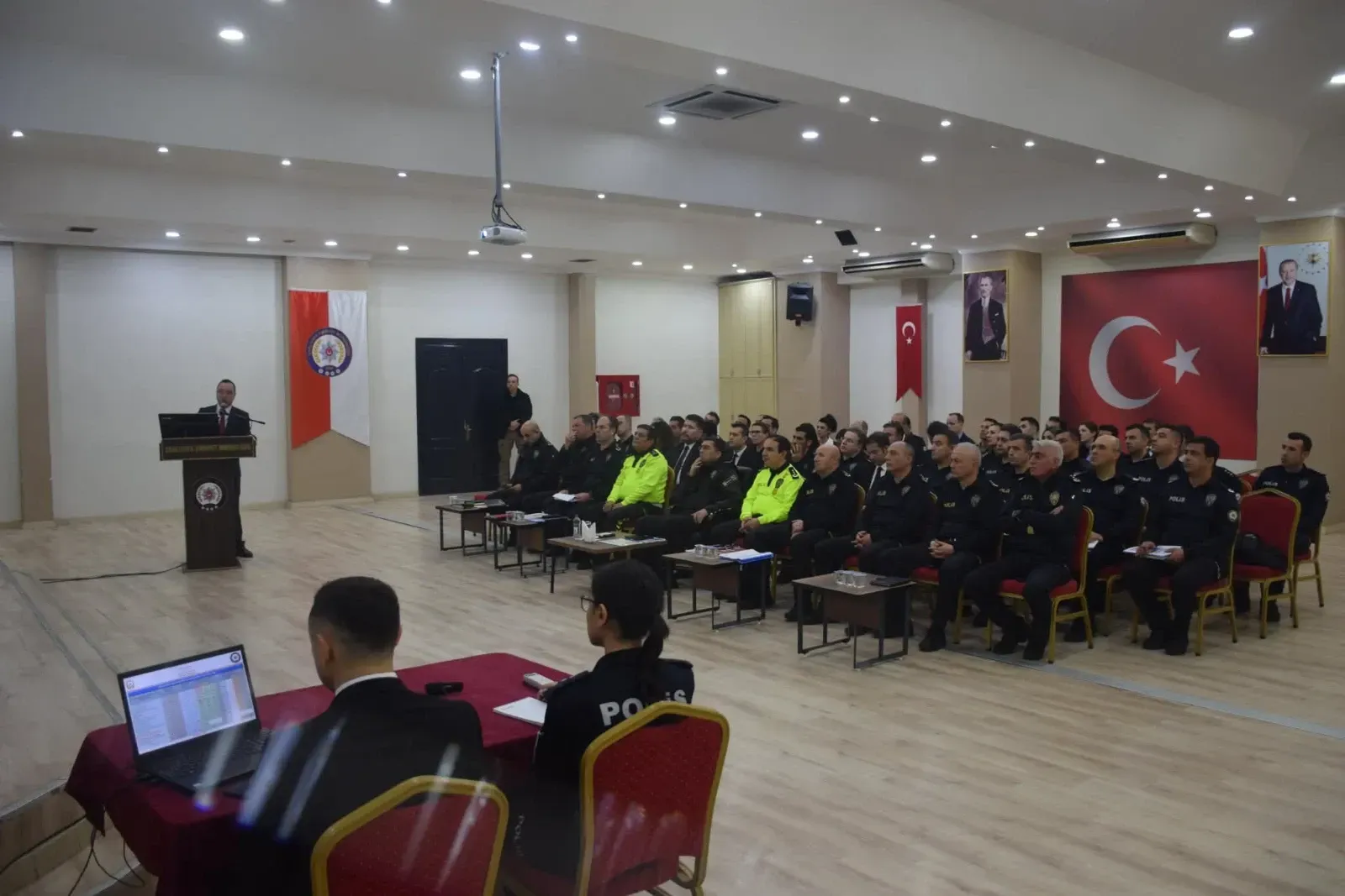 İl Emniyet Müdürlüğünde Aylık Değerlendirme Toplantısı