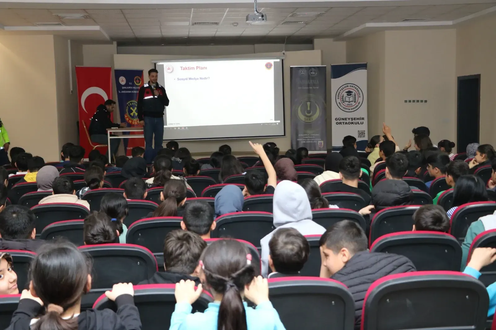Jandarmadan Öğrenci ve Velilere Bilgilendirme Semineri