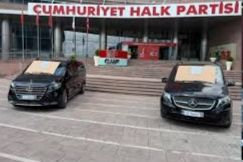 Genel Merkez Önünde “Haram Araç” Yazıları Sosyal Medyada Gündem Oldu