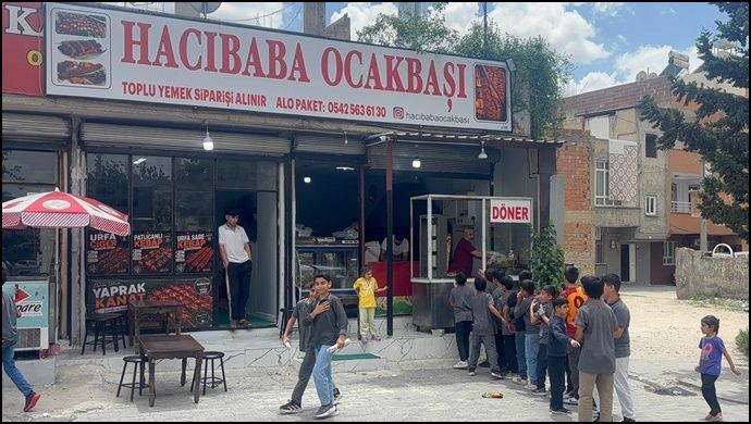 Hacıbaba Ocakbaşı’ndan Cuma Sonrası Anlamlı İkram