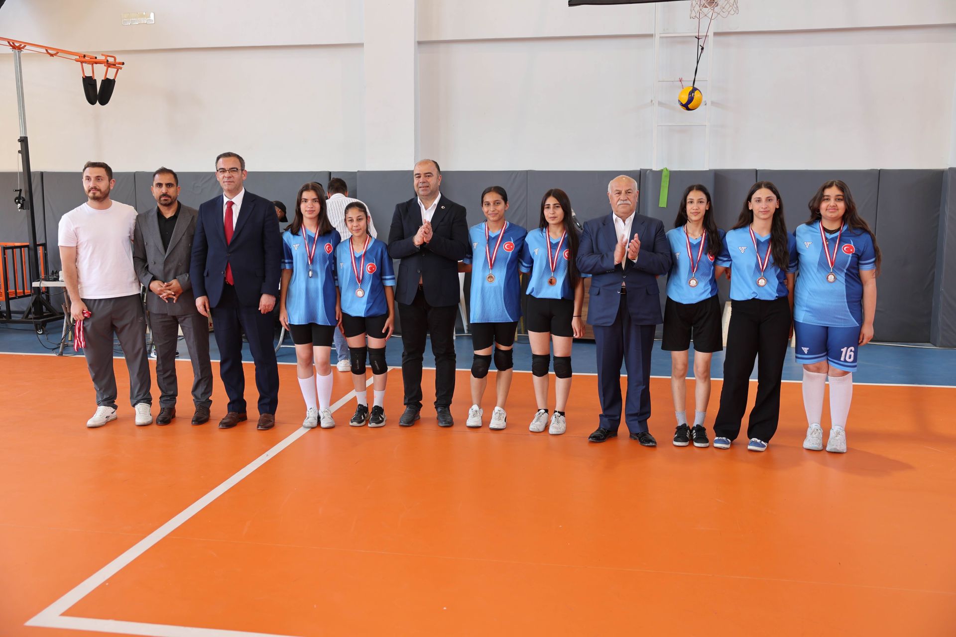 KARAKÖPRÜ’DE ORTAOKULLAR ARASI VOLEYBOL TURNUVASI SONA ERDİ
