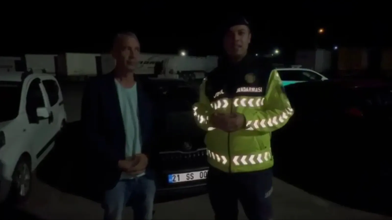 Otoyolda uyuyakalan sürücüye jandarmadan destek
