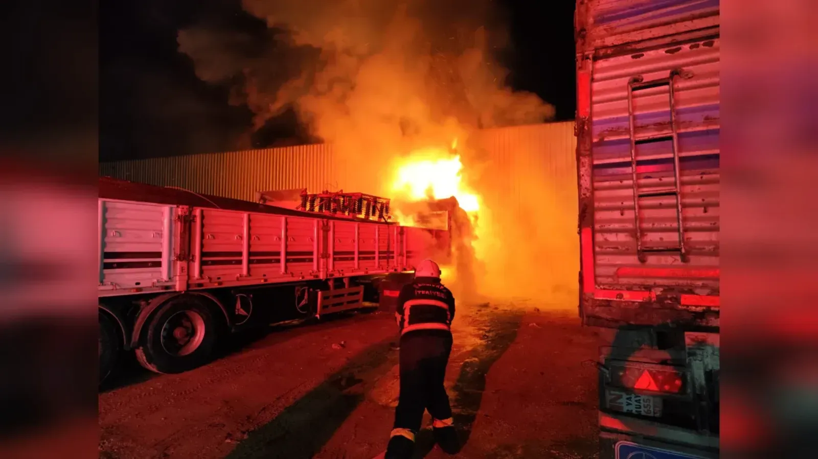 TIR GARAJINDA YANGIN PANİĞİ: 3 ARAÇ ZARAR GÖRDÜ