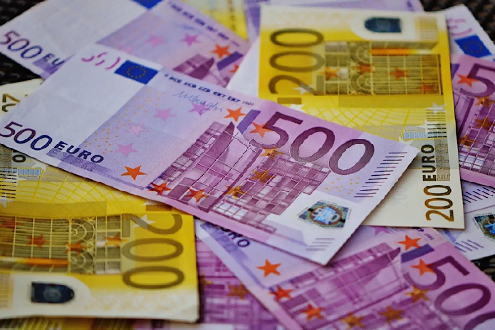 Euro ve Dolar’da  dalgalı seyir hakim