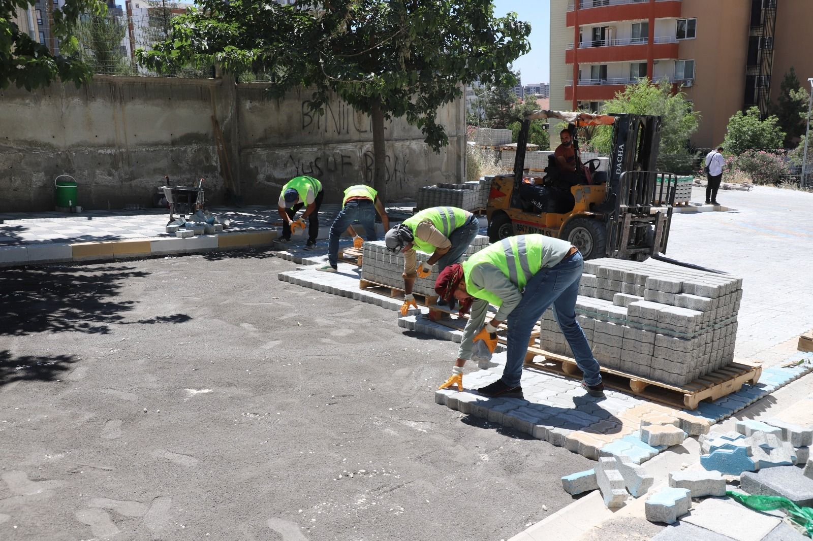 KARAKÖPRÜ’DE PRESTİJ SOKAK UYGULAMALARIYLA MAHALLELER YENİLENİYOR