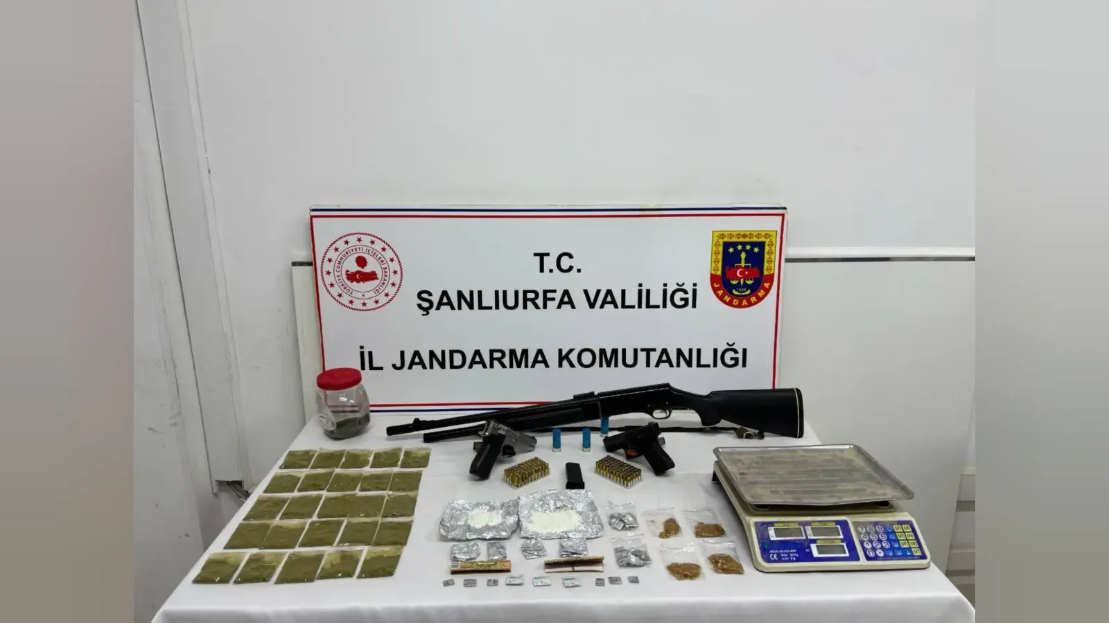 Şanlıurfa’da jandarmadan uyuşturucu operasyonu: Silah ve uyuşturucu ele geçirildi