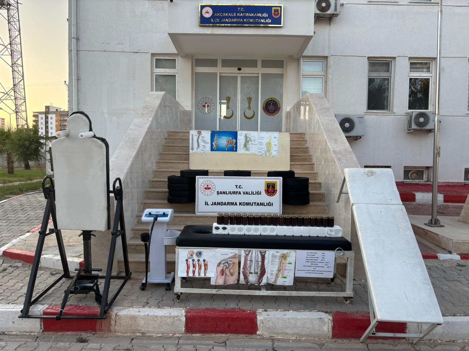 Şanlıurfa’da Ruhsatsız Sağlık Hizmeti Operasyonu: Çok Sayıda Tıbbi Malzeme Ele Geçirildi