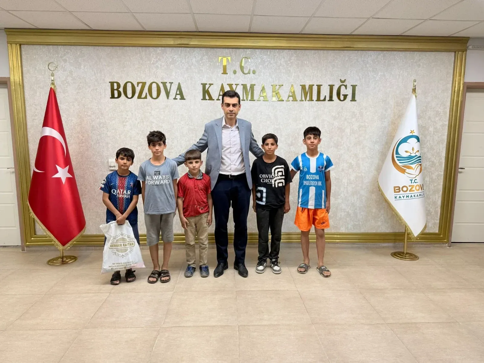Bozova Kaymakamı Reşit Özer Özdemir Minik Misafirlerini Ağırladı