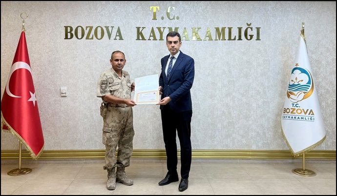 Bozova Kaymakamı Reşit Özer Özdemir’den Emekliye Ayrılan Jandarma Komutanı İlyas Kaya’ya Başarı Belgesi