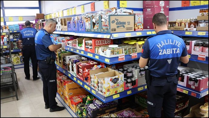 Haliliye Zabıtasından Marketlere Sıkı Denetim