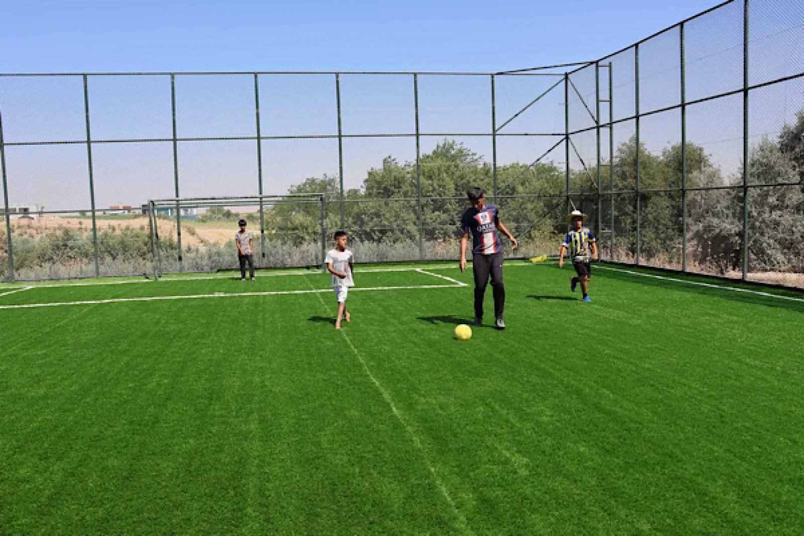 Haliliye’de kırsal mahallelere 15 yeni halı saha kazandırılıyor