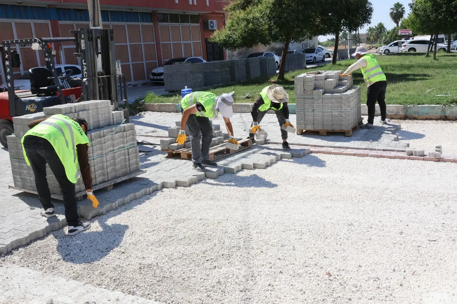 Haliliye’de Üst Yapı Seferberliği! 10 Mahallede Parke Döşeme Çalışmaları Hız Kazandı