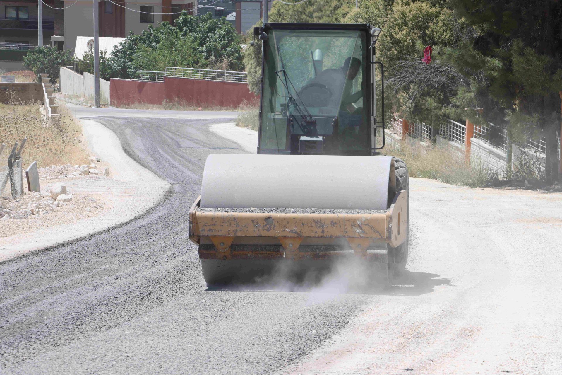 Karaköprü’de Yeni Yerleşim Alanlarına Sathi Asfalt Hamlesi: Çamlıyayla’da Yollar Hizmete Açıldı