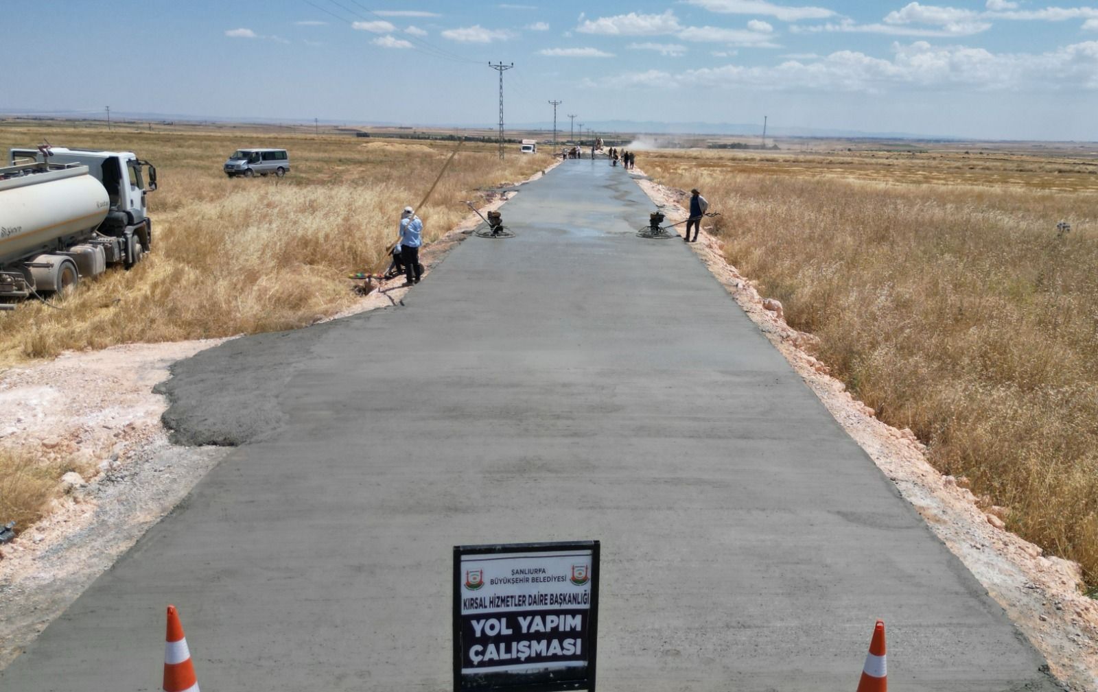 Şanlıurfa’da Dev Kırsal Ulaşım Hamlesi! 3 İlçeyi Birbirine Bağlayan 17 Kilometrelik Beton Yol Tamamlanıyor