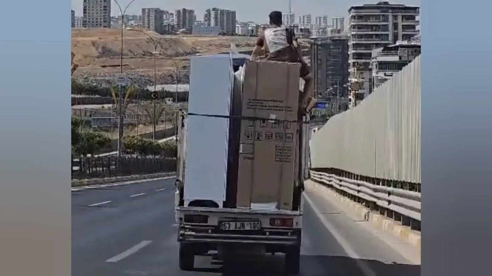 Şanlıurfa’da Pikap Üzerinde Tehlikeli Yolculuk Kamerada