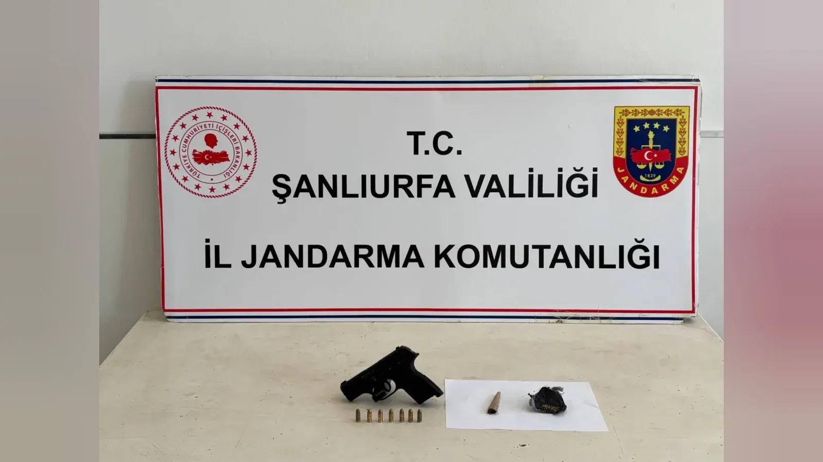 Şüpheli Hareketleri Ele Verdi: Suruç’ta Uyuşturucu ve Ruhsatsız Silah Ele Geçirildi
