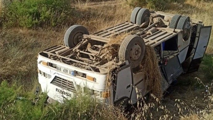 Tarım işçilerini taşıyan minibüs devrildi: 6’sı çocuk 16 yaralı