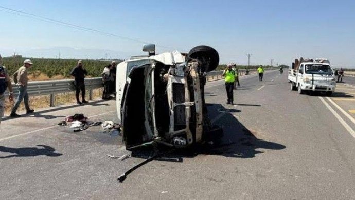 Tarım işçilerinin minibüsü devrildi: 1 işçi yaşamını yitirdi