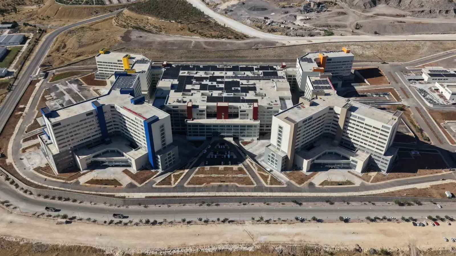 Vali Hasan Şıldak, Şanlıurfa Şehir Hastanesi’nde incelemelerde bulundu