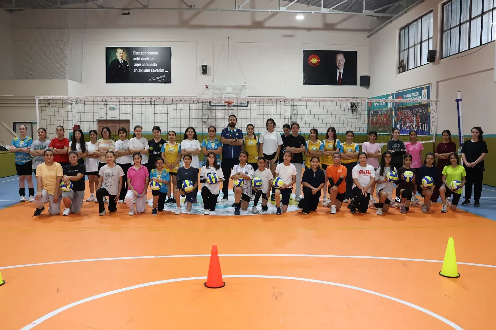 Haliliye’de Gençler Voleybol Kursunda Geleceğe Hazırlanıyor