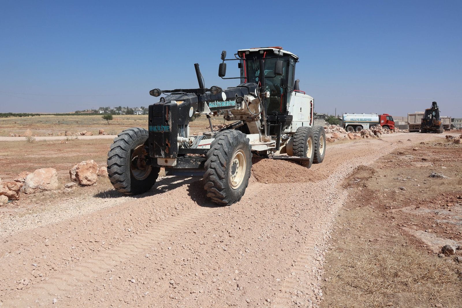 HALİLİYE’DE KIRSAL YOLLAR BİR BİR YENİLENİYOR
