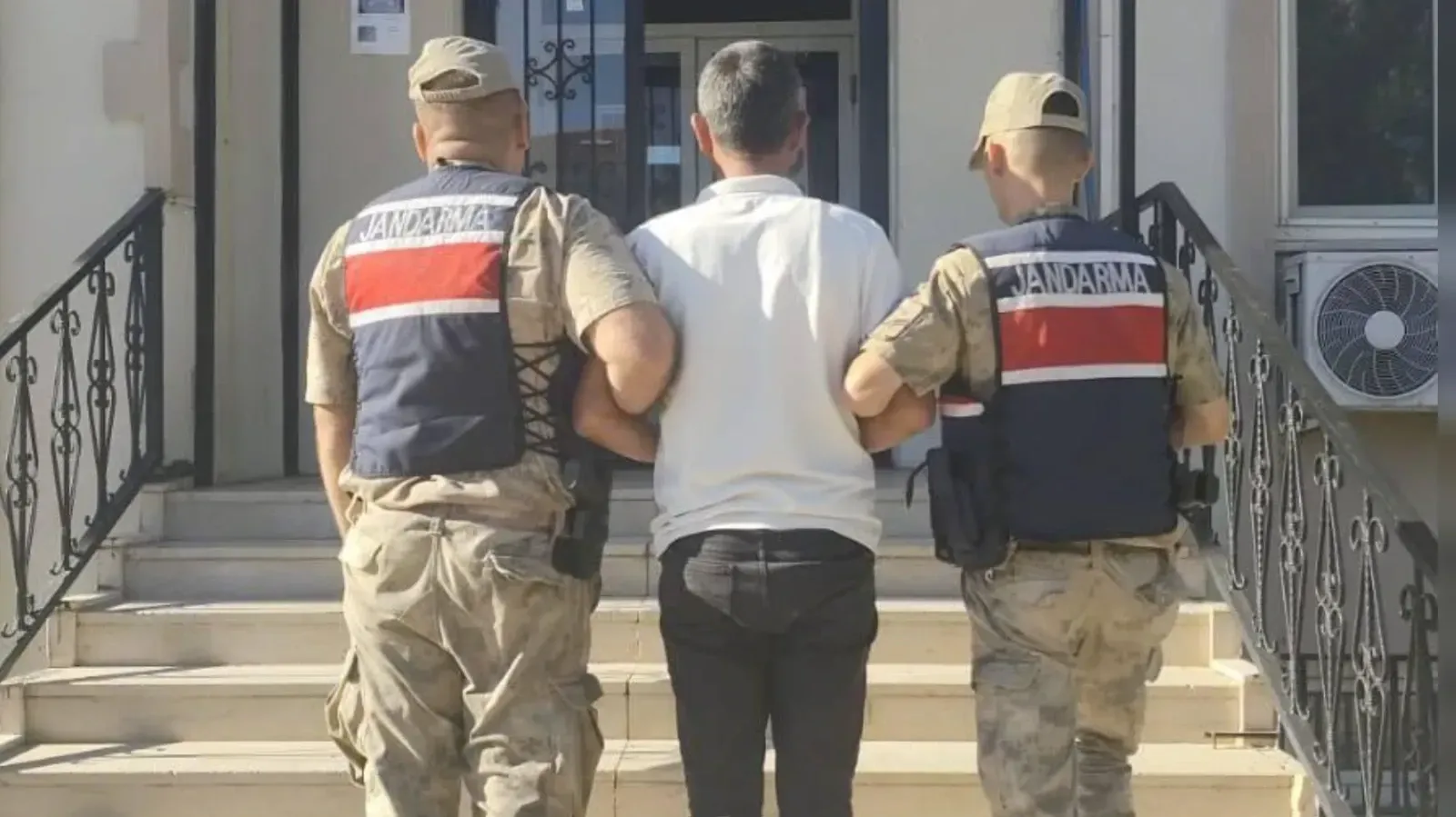 Şanlıurfa’da Hırsızlık Suçundan Aranan Hükümlü Jandarma Operasyonuyla Yakalandı