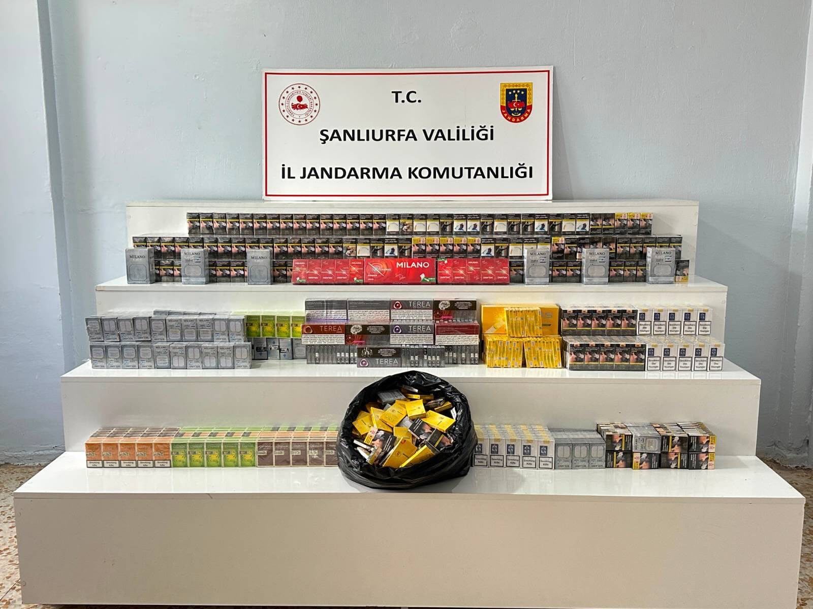 Şanlıurfa’da kaçakçılık operasyonu: Binlerce sigara ve tonlarca kaçak ürün ele geçirildi  