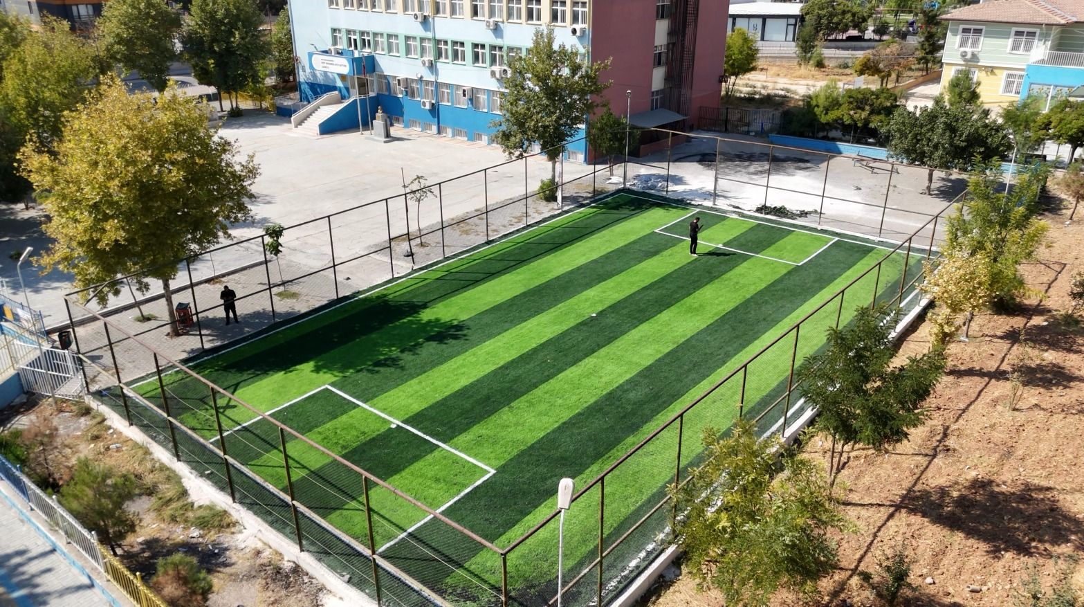 KARAKÖPRÜ’DE 5 OKULA 5 SENTETİK ÇİM SAHA