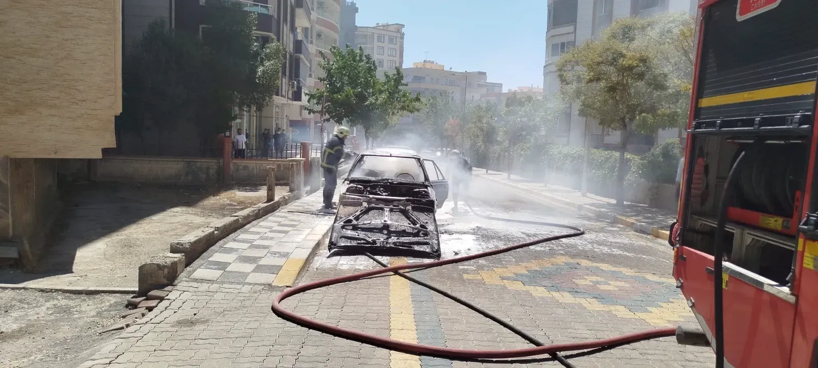 Karaköprü’de Araç Yangını Paniği! Ekipler Kısa Sürede Söndürdü