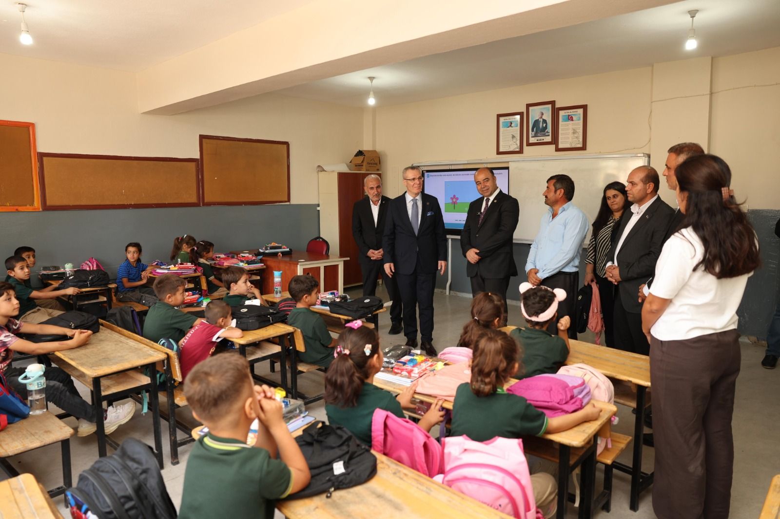 KARAKÖPRÜ’DE EĞİTİME DESTEK, ÖĞRENCİLERE HEDİYE 