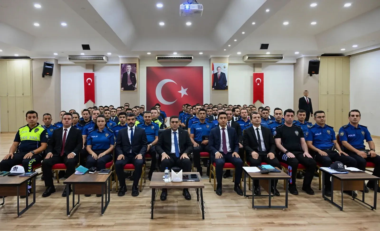 Şanlıurfa Emniyet Müdürü Atilla Aksoy, yeni rütbeli personelle bir araya geldi